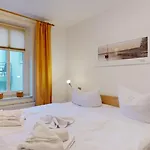 strandnahe FeWo mit Schwimmbad im Haus, Liebeskind 01, Binz