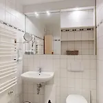 Apartment strandnahe FeWo mit Schwimmbad im Haus, Liebeskind 01, Binz *